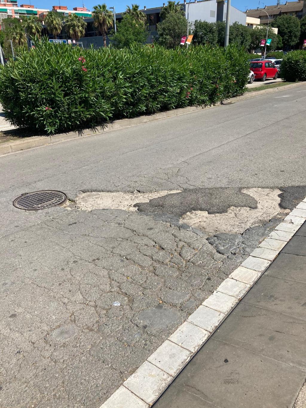 Reclamamos que se arregle el asfalto en malas condiciones de manera inmediata